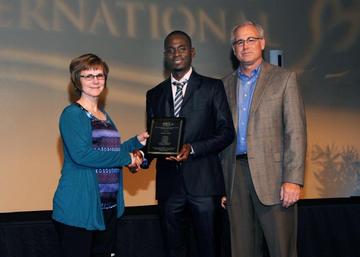 Remise du prix de la meilleure publication dans Cereal Chemistry en 2012 à PRIVAT LASME lors du Congrès de l'AACC 2013 à Albuquerque, au Nouveau-Mexique.